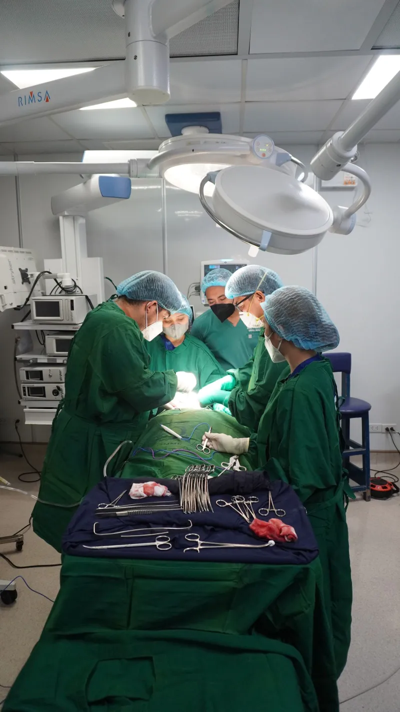 Equipo quirúrgico en quirófano
